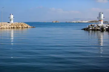Van Gölü'nde liman girişindeki deniz fenerleri, sakin sular ve karlı mendireklerle etkileyici kış manzarası sunuyor.