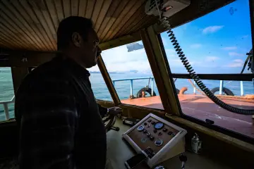 Van Gölü'nde tekne kaptanının seyir sırasında rotayı yönettiği bu kare göl ulaşımını ve denizciliği yansıtıyor.