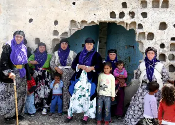 Volkanik Karacadağ bölgesinde göçebe veya yarı göçebe (Koçer) kültürünü sürdüren kadınların yoğun emek, doğayla mücadele ve fedakarlık ile yayla kültürü sürdürülüyor. Giyim kuşamlarını nesilden nesile aktaran Karacadağ’lı kadınlar, yayla yaşamının öncülüğünü de üstleniyor.