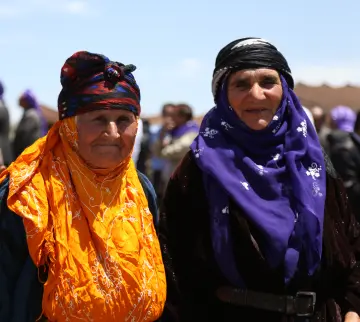 Volkanik Karacadağ bölgesinde göçebe veya yarı göçebe (Koçer) kültürünü sürdüren kadınların yoğun emek, doğayla mücadele ve fedakarlık ile yayla kültürü sürdürülüyor. Giyim kuşamlarını nesilden nesile aktaran Karacadağ’lı kadınlar, yayla yaşamının öncülüğünü de üstleniyor.