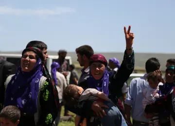 Volkanik Karacadağ bölgesinde göçebe veya yarı göçebe (Koçer) kültürünü sürdüren kadınların yoğun emek, doğayla mücadele ve fedakarlık ile yayla kültürü sürdürülüyor. Giyim kuşamlarını nesilden nesile aktaran Karacadağ’lı kadınlar, yayla yaşamının öncülüğünü de üstleniyor.