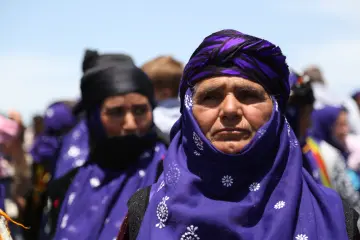 Volkanik Karacadağ bölgesinde göçebe veya yarı göçebe (Koçer) kültürünü sürdüren kadınların yoğun emek, doğayla mücadele ve fedakarlık ile yayla kültürü sürdürülüyor. Giyim kuşamlarını nesilden nesile aktaran Karacadağ’lı kadınlar, yayla yaşamının öncülüğünü de üstleniyor.