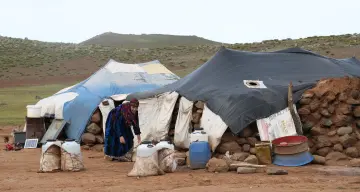 Volkanik Karacadağ bölgesinde göçebe veya yarı göçebe (Koçer) kültürünü sürdüren kadınların yoğun emek, doğayla mücadele ve fedakarlık ile yayla kültürü sürdürülüyor. Giyim kuşamlarını nesilden nesile aktaran Karacadağ’lı kadınlar, yayla yaşamının öncülüğünü de üstleniyor.