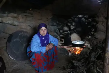 Volkanik Karacadağ bölgesinde göçebe veya yarı göçebe (Koçer) kültürünü sürdüren kadınların yoğun emek, doğayla mücadele ve fedakarlık ile yayla kültürü sürdürülüyor. Giyim kuşamlarını nesilden nesile aktaran Karacadağ’lı kadınlar, yayla yaşamının öncülüğünü de üstleniyor.