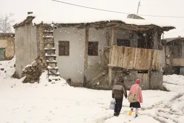 Volkanik Karacadağ bölgesinde göçebe veya yarı göçebe (Koçer) kültürünü sürdüren kadınların yoğun emek, doğayla mücadele ve fedakarlık ile yayla kültürü sürdürülüyor. Giyim kuşamlarını nesilden nesile aktaran Karacadağ’lı kadınlar, yayla yaşamının öncülüğünü de üstleniyor.