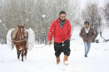 Volkanik Karacadağ bölgesinde göçebe veya yarı göçebe (Koçer) kültürünü sürdüren kadınların yoğun emek, doğayla mücadele ve fedakarlık ile yayla kültürü sürdürülüyor. Giyim kuşamlarını nesilden nesile aktaran Karacadağ’lı kadınlar, yayla yaşamının öncülüğünü de üstleniyor.