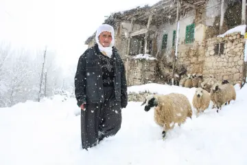 Volkanik Karacadağ bölgesinde göçebe veya yarı göçebe (Koçer) kültürünü sürdüren kadınların yoğun emek, doğayla mücadele ve fedakarlık ile yayla kültürü sürdürülüyor. Giyim kuşamlarını nesilden nesile aktaran Karacadağ’lı kadınlar, yayla yaşamının öncülüğünü de üstleniyor.