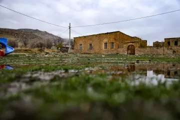Mardin Savur Dereiçi tarihi taş yapı, su yansıması ve dağ manzarası