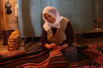 Dersim’in dağ köylerinde At için yapılan heybe, genellikle eyerin iki yanına asılan, yolculuk sırasında eşya, yiyecek veya ekipman taşımak için kullanılan çift gözlü bir çanta türüdür. Heybeyi yünlü ip ile ilmek ilmek işleyen kadının el emeği.