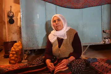 Dersim’in dağ köylerinde At için yapılan heybe, genellikle eyerin iki yanına asılan, yolculuk sırasında eşya, yiyecek veya ekipman taşımak için kullanılan çift gözlü bir çanta türüdür. Heybeyi yünlü ip ile ilmek ilmek işleyen kadının el emeği.