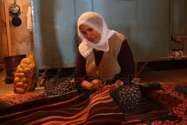 Dersim’in dağ köylerinde At için yapılan heybe, genellikle eyerin iki yanına asılan, yolculuk sırasında eşya, yiyecek veya ekipman taşımak için kullanılan çift gözlü bir çanta türüdür. Heybeyi yünlü ip ile ilmek ilmek işleyen kadının el emeği.