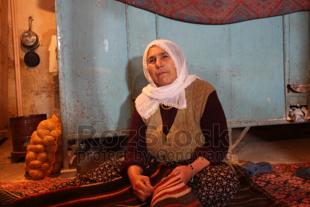 Dersim’in dağ köylerinde At için yapılan heybe, genellikle eyerin iki yanına asılan, yolculuk sırasında eşya, yiyecek veya ekipman taşımak için kullanılan çift gözlü bir çanta türüdür. Heybeyi yünlü ip ile ilmek ilmek işleyen kadının el emeği.