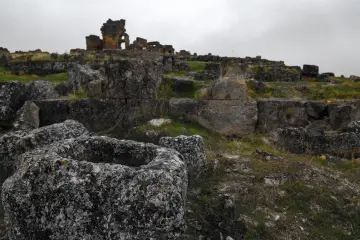 Zerzevan Kalesi, Roma kalıntıları, taş yapılar ve arkeolojik alan