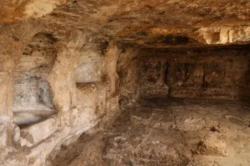 Zerzevan Kalesi kaya oyma iç mekânı ve taş işçiliğini yansıtan Mezopotamya arkeolojik mirası.