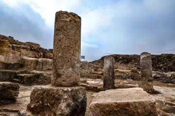 Zerzevan Kalesi taş sütun kalıntıları, Mezopotamya arkeolojisi ve tarihî taş yapı fotoğrafı.