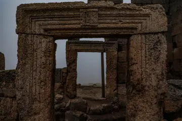 Zerzevan Kalesi, taş kapılar, Roma mimarisi ve tarihi yapı