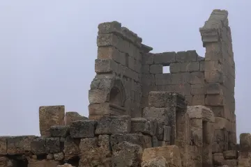 Zerzevan Kalesi, Roma mimarisi, taş duvar kalıntıları ve tarihi yapı