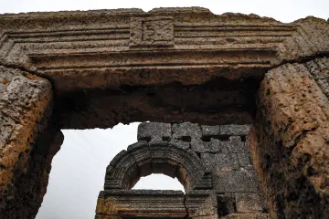 Zerzevan Kalesi, taş lento, kemer ve Roma mimarisi
