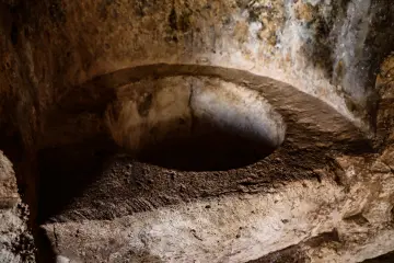 Zerzevan Kalesi'nde taşa oyulmuş dairesel yapı, Mezopotamya'nın arkeolojik mirasını yansıtan taş işçiliği.