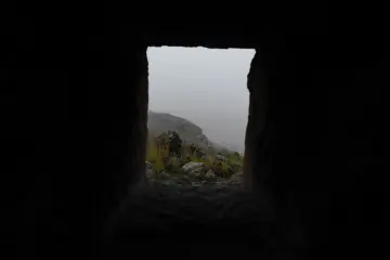 Zerzevan Kalesi, taş açıklık, sisli manzara ve tarihi yapı
